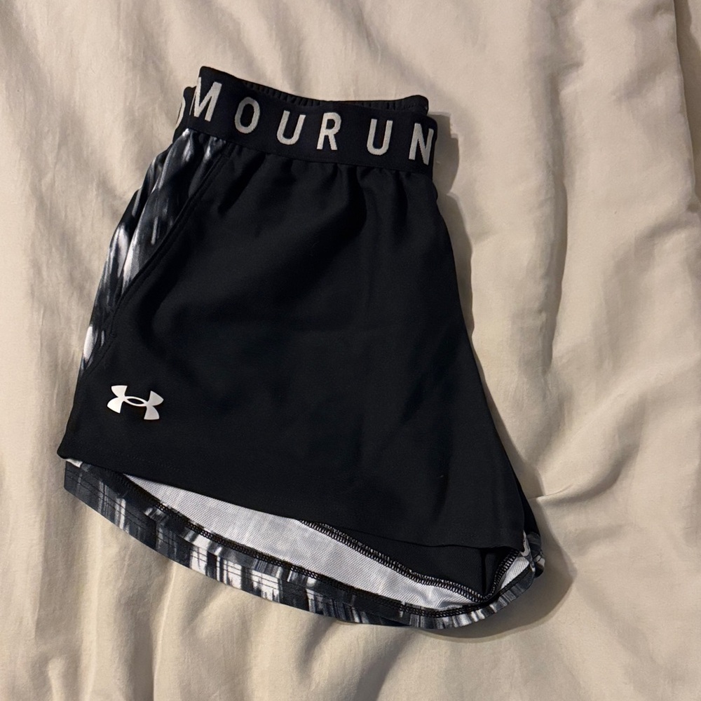 Under Armour Black & White Pattern Athletic Shorts w/ pockets